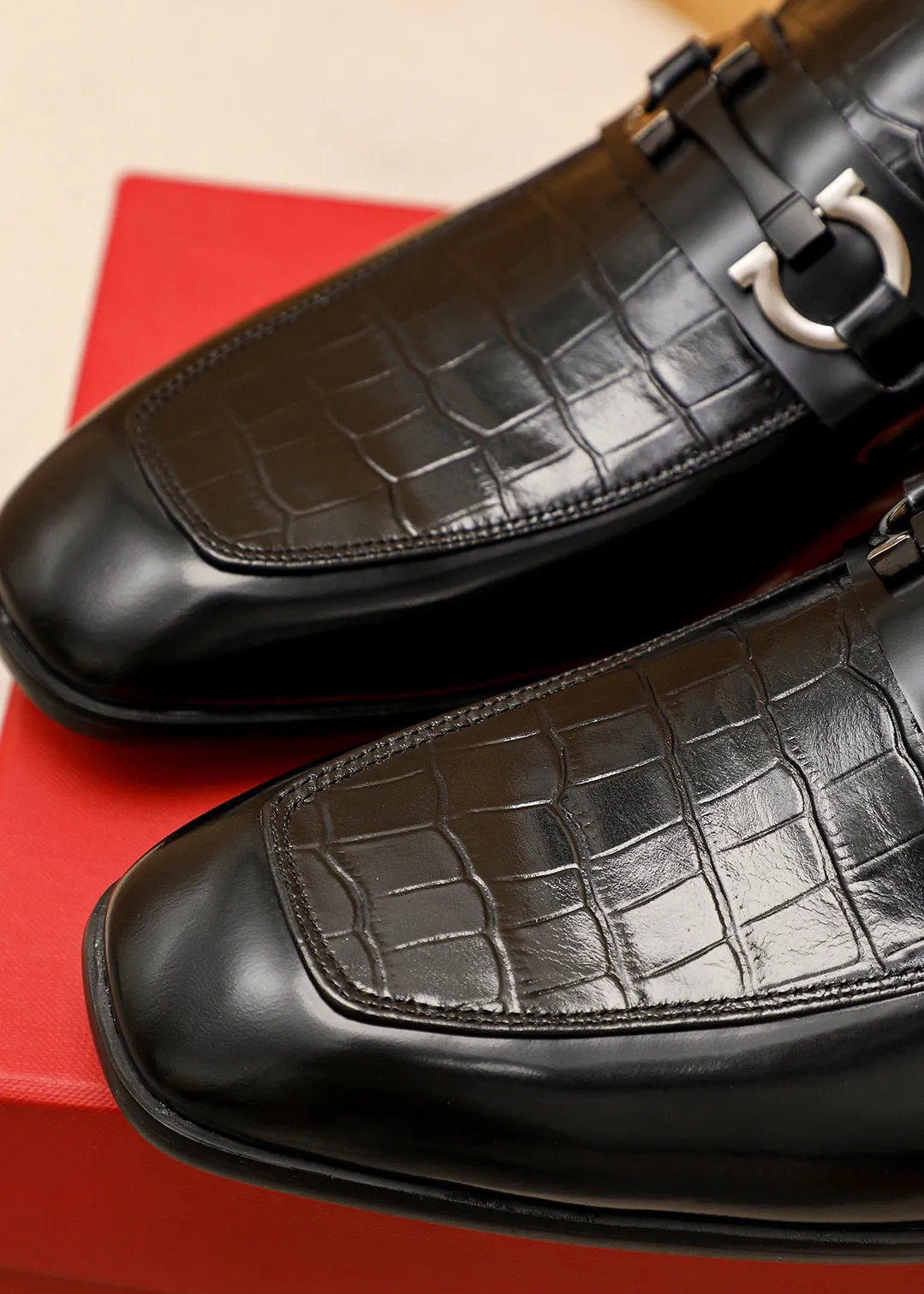 Men's shoes 💰442 💐 Product trademark: Ferragamo "Ferragamo" casual leather shoes Regular size: 38-44 (45.46🉑️customized) Product materials: Selected imported first-layer calfskin embossed upper + original hardware buckle, imported water-dyed cow leather lining. Strong three-dimensional visual effect, combined outsole Color: 1⃣️color optional